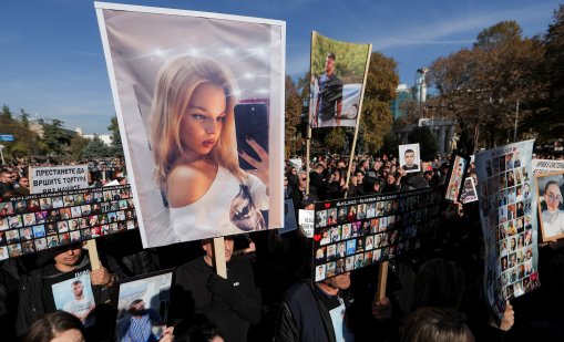 В кадър: "Маршът на ангелите" в Скопие в памет на жертвите в Кочани