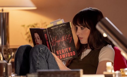 Ан Хатауей и Дакота Джонсън стават част от мрачна игра във "Verity" ВИДЕО