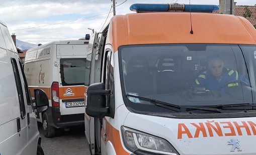Двама младежи са тежко пострадали след челен сблъсък с мотори