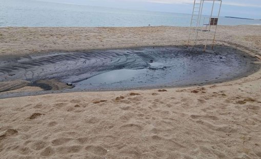 В кадър: Разлив на мазут замърси плаж Кабакум