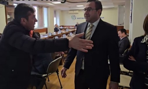 Заради високите сметки за ток: Мъж нахлу в КЕВР (ВИДЕО)