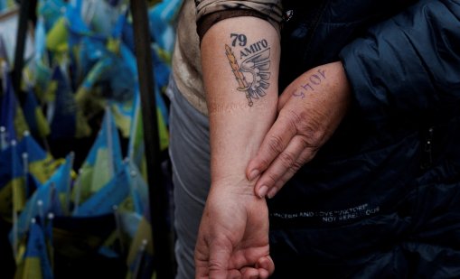 Украинците си правят татуировки, за да облекчат мъката от войната