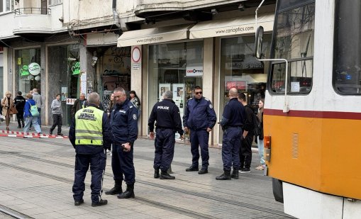 Инцидент в София: Трамвай блъсна момиче на пл. "Славейков" СНИМКИ/ВИДЕО