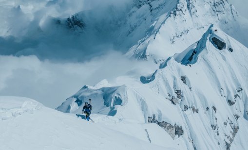 Хеликоптер на частна авиокомпания се разби близо до връх Еверест 