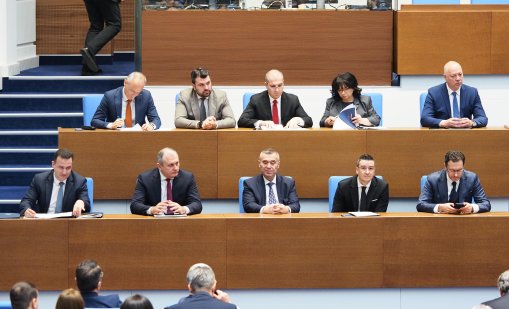 Шести вот на недоверие: Депутатите в спор трябва ли да падне правителството НА ЖИВО