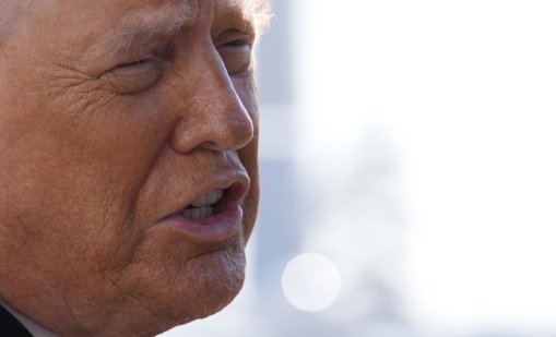 Тръмп потанцува, после отиде да наблюдава атаката над Иран ВИДЕО