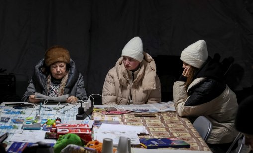 Киев през зимата: в една жилищна сграда студът не пречупва хората