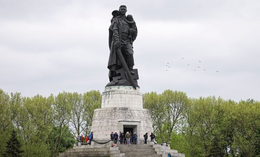 Паметниците на Червената армия извън Русия падат, в Берлин започна дебат