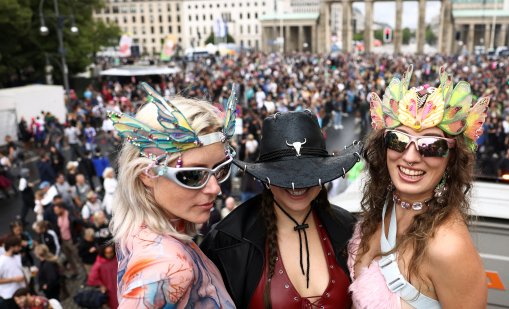 В кадър: Техно парадът Rave The Planet в Берлин