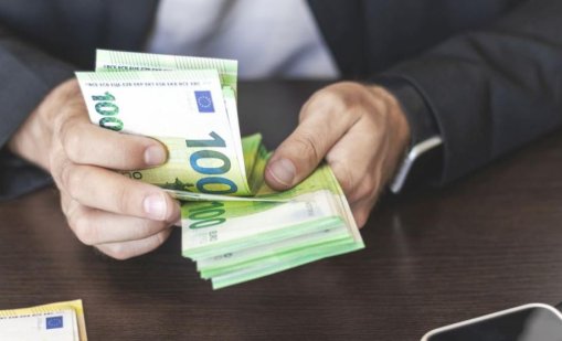 Платиха с фалшива банкнота от 100 евро на доставчик на пица 