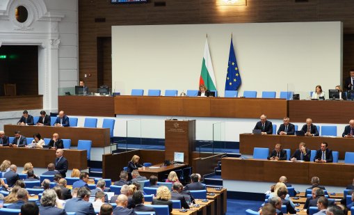 Мнозинството в парламента остава монолитно