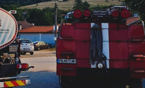 Пожар пламна в Поморие, изпепели няколко бунгала