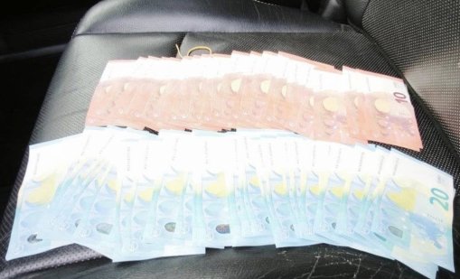 В колата на кандидат-депутат са открити пари и списъци с имена