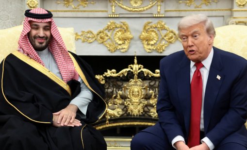 Журналисти в Белия дом питат саудитския принц за убийството на Хашоги, Тръмп го защити