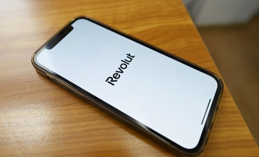 Данни на клиенти на Revolut попаднаха при хакери