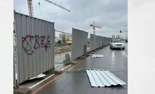 Сериозен инцидент: Две големи парчета ламарина от изкопа за метрото са се забили в кола