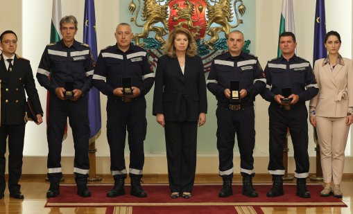Йотова награди пожарникарите, гасили автобуса на "Челопешко шосе"
