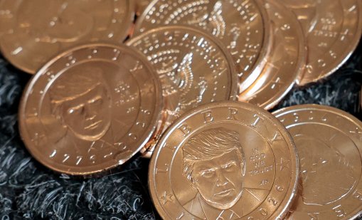 Монетите с лика на Тръмп се изчерпаха часове след пускането им в продажба