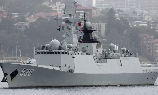 Китайска фрегата тип 054A в 20-часова конфронтация с разрушител от САЩ