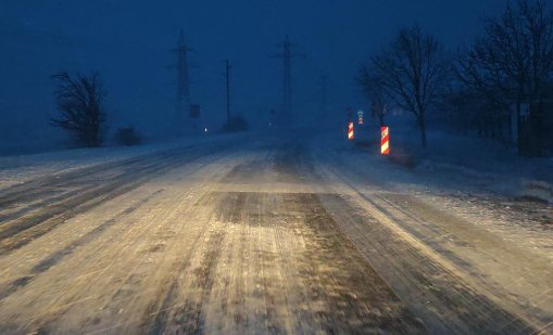 АПИ: 13 области с жълт код за снеговалеж утре, шофьорите да тръгват на път подготвени