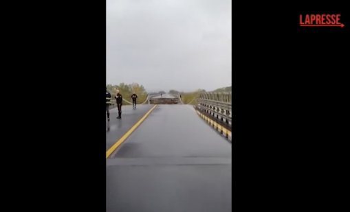 Заради придошла река и лошо време: Мост в Италия рухна ВИДЕО