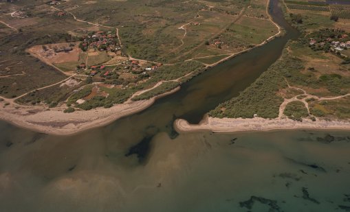 Забранено е движението на пешеходци и превозни средства в части от Халкидики