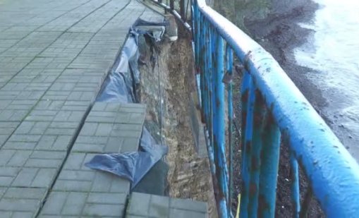 Жителите на Ахтопол живеят в страх заради свлачище