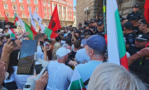 Протестиращи срещу еврото се сблъскаха с полицията пред Народното събрание ВИДЕО