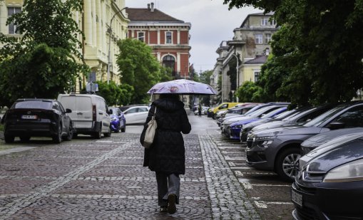 Дъждовете продължават, възможни са и градушки