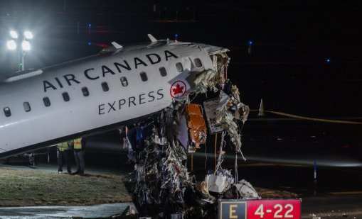 Появиха се първи кадри от сблъсъка на самолет с камион на Ла Гуардия ВИДЕО