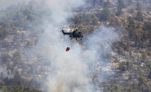 Хеликоптер Ми-17 от състава на ВВС и днес участва в гасенето на пожара в Рила