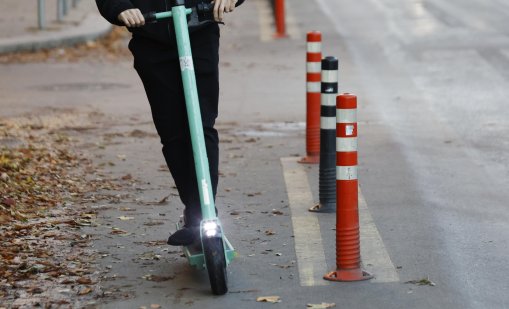 Младеж е в тежко състояние след като се блъснал с тротинетка в стълб 