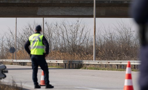 За какво глобяват шофьорите в Гърция: Яке, кафе в ръката, багаж по седалките