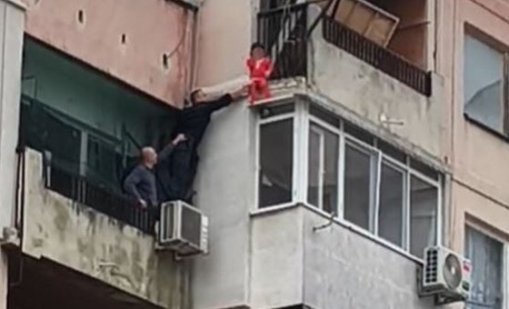 Арестуваха родителите на детето, висяло от балкона в Ямбол