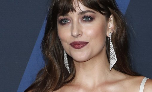 Дакота Джонсън и новото ѝ гадже го раздават влюбени на концерт