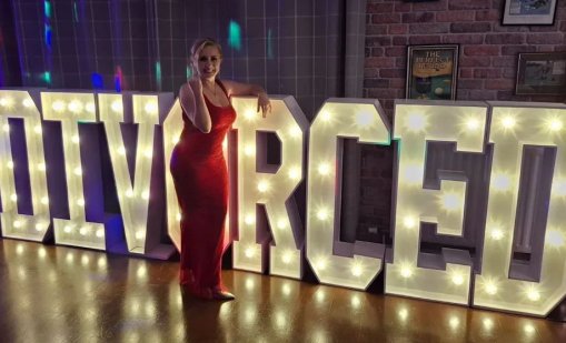 Жена отпразнува развода си с пищно парти и 90 гости 