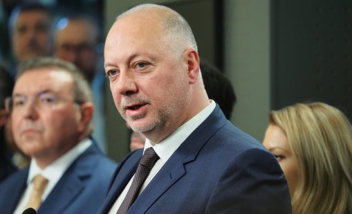 Очаква се днес парламентът да гласува оставката на правителството