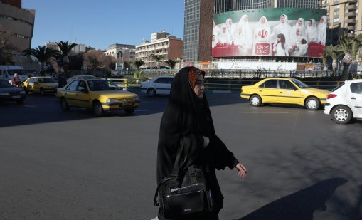 В Иран задържаха жена, разхождала се по бельо