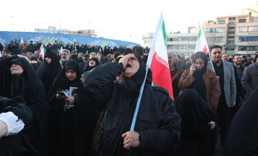 В кадър: Хиляди иранци отдадоха почит на Хаменей в Техеран, други ръкопляскат