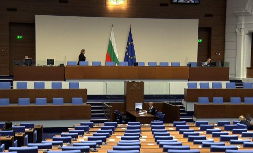 Депутатите удължиха работното си време заради оттегляне на проектобюджетите