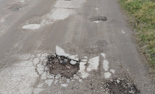 Helpbook: Стадо крави през жп линията, път с дупки като кратери...