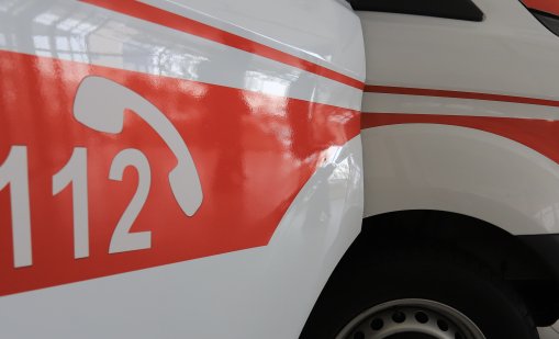 Момче е с мозъчен кръвоизлив в болница, возило се на тавана на кола