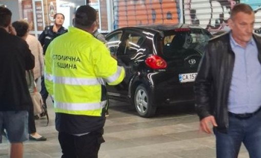 Със 76 евро глобиха шофьора на колата, "слязла" в подлеза на Орлов мост ВИДЕО