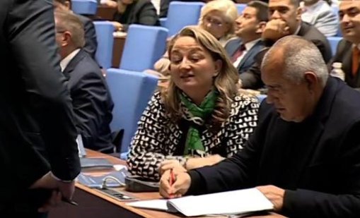 Бойко Борисов ритуално се подписа за оставката на шефа на КПК