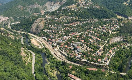 Близо 500 декара горят край петричкото село Капатово