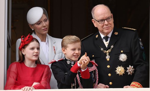 Принц Албер и принцеса Шарлийн излязоха на празнична семейна разходка с близнаците