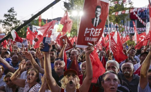 Кметът на София Терзиев на митинг на опозиционната НРП в Истанбул
