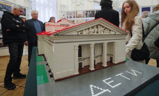 Русия ще "пее и танцува" върху костите на загиналите украинци в театъра в Мариупол