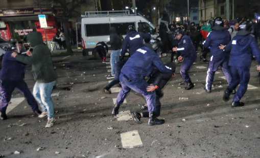 Майка на момче, задържано при безредиците в София: Връзваха момичетата за пейки