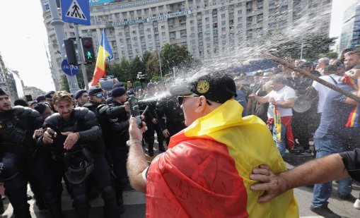 Протестиращи фермери се биха с полицията в Букурещ ВИДЕО/СНИМКИ